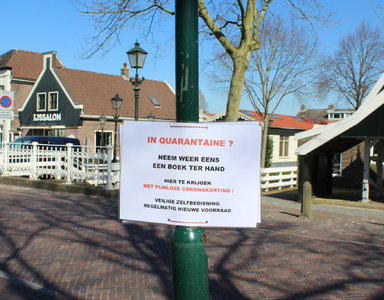 NOC-Covid-19-017 Oproep op aanplakbiljet op een lantaarnpaal tijdens de covid-19 epidemie